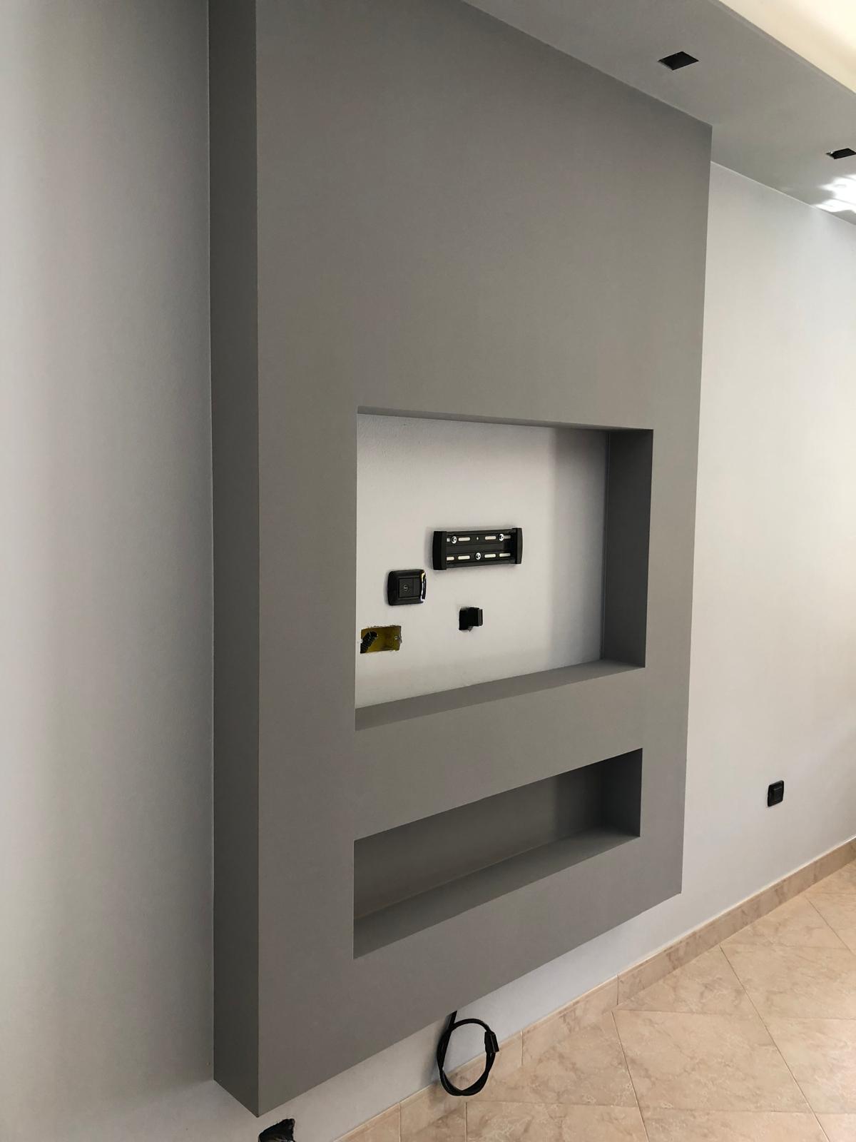 Contro parete in cartongesso con nicchia porta TV e vano porta oggetti.